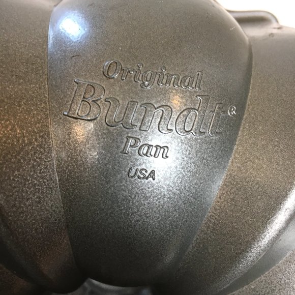 NORDIC WARE Fluted Tube Bundt Cake Pan Bakeware EUC - Picture 8 of 10